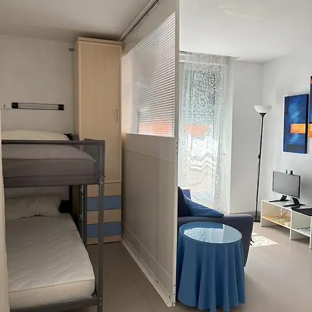 George V T2 Alcobe شقة *